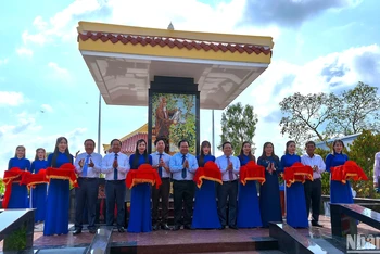 Đại diện lãnh đạo tỉnh Cà Mau cùng các sở, ngành và cấp ủy, chính quyền địa phương cắt băng khánh thành Di tích “Bia kỷ niệm Bác Hồ với cây vú sữa miền Nam”.