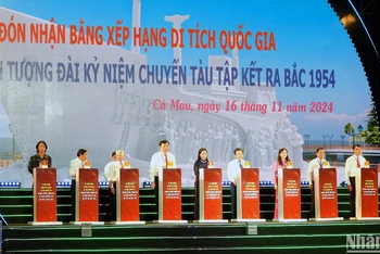 Nghi thức khánh thành Công trình Cụm tượng đài Chuyến tàu tập kết ra Bắc năm 1954 tại bờ Nam Sông Đốc vào tối 16/11.