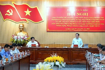 Phó Bí thư Thường trực Tỉnh ủy Cà Mau Nguyễn Đức Hiển (đứng) phát biểu chỉ đạo tại hội nghị.