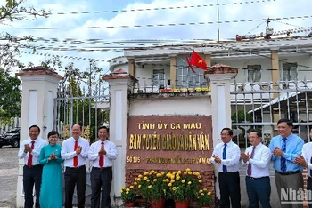 Lãnh đạo tỉnh Cà Mau chúc mừng cơ quan Ban Tuyên giáo và Dân vận Tỉnh ủy Cà Mau. 