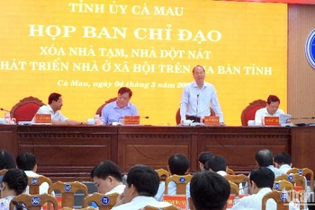 Bí thư Tỉnh ủy Cà Mau Nguyễn Hồ Hải (đứng trên cùng) quán triệt nội dung cuộc họp Ban Chỉ đạo xóa nhà tạm, nhà dột nát vào sáng 4/3.