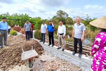 Lãnh đạo tỉnh Cà Mau kiểm tra tiến độ xóa nhà tạm, nhà dột nát trên địa bàn thành phố Cà Mau.