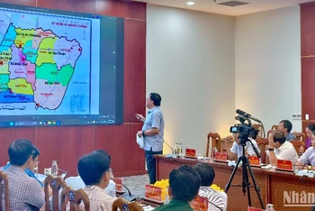 Chủ tịch Ủy ban nhân dân tỉnh Cà Mau Phạm Thành Ngại trình bày Đề án sắp xếp đơn vị hành chính cấp xã năm 2025. 