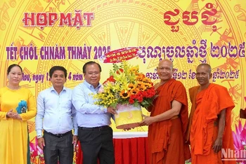 Lãnh đạo Ủy ban nhân dân tỉnh Cà Mau tặng quà mừng Tết cổ truyền Chôl Chnăm Thmây 2025 của đồng bào Khmer nhân buổi họp mặt. 