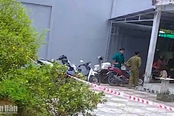 Lực lượng nghiệp vụ Công an tỉnh Cà Mau bảo vệ hiện trường, làm rõ nguyên nhân vụ cướp táo tợn ở xã Tân Thành.