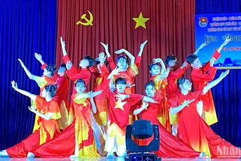 Một tiết mục mang đậm "màu cờ sắc áo" tại liên hoan văn nghệ học sinh, sinh viên Cà Mau.