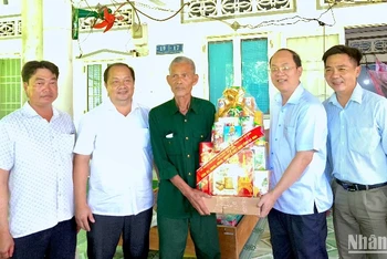 Bí thư Tỉnh ủy Nguyễn Hồ Hải (thứ 2 từ phải qua) trao tặng quà tại hộ gia đình chú Trần Hoàng Ân (ấp Vàm Xáng, xã Phú Mỹ, huyện Phú Tân).