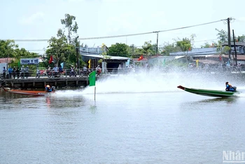 2 chiếc vỏ lãi tại cuộc thi chạy xé gió trên đường tiến về đích.