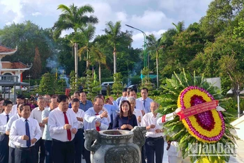 Lãnh đạo và đông đảo cán bộ tỉnh Cà Mau dâng hương tại khu tưởng niệm Chủ tịch Hồ Chí Minh vào sáng 19/5.