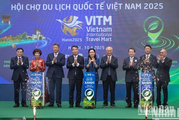 Các đại biểu ấn nút khai mạc Hội chợ Du lịch Quốc tế VITM Hà Nội 2025.