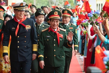 Trong niềm vinh dự và tự hào, các giáo viên và học sinh Trường tiểu học Đồng Đăng vui mừng vẫy cờ, hoa, hô to khẩu hiệu “Việt-Trung hữu nghị, Việt-Trung đoàn kết” chào mừng hai Bộ trưởng cùng đoàn đại biểu cấp cao Bộ Quốc phòng hai nước đến thăm.