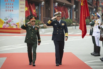 Đại tướng Phan Văn Giang, Ủy viên Bộ Chính trị, Phó Bí thư Quân ủy Trung ương, Bộ trưởng Quốc phòng và Thượng tướng Đổng Quân, Ủy viên Trung ương Đảng Cộng sản Trung Quốc, Bộ trưởng Quốc phòng Trung Quốc duyệt đội danh dự Quân đội nhân dân Việt Nam.