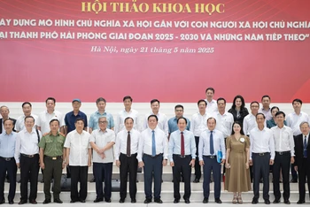 Đồng chí Nguyễn Trọng Nghĩa, Ủy viên Bộ Chính trị, Trưởng Ban Tuyên giáo và Dân vận Trung ương cùng các đại biểu tại Hội thảo khoa học.