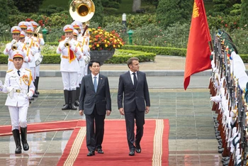 Chủ tịch nước Lương Cường và Tổng thống Pháp Emmanuel Macron duyệt đội danh dự Quân đội nhân dân Việt Nam.