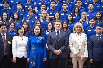 Phó Chủ tịch nước Võ Thị Ánh Xuân cùng Tổng thống Pháp Emmanuel Macron và Phu nhân chụp ảnh chung với cán bộ, giảng viên, sinh viên Trường đại học Khoa học và Công nghệ Hà Nội.