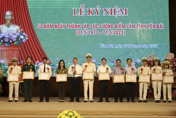 Bộ Nông nghiệp và Phát triển nông thôn tặng Bằng khen cho các tập thể, cá nhân có thành tích xuất sắc trong công tác bảo vệ và phát triển rừng. 