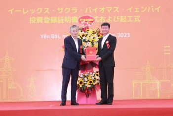 Chủ tịch Ủy ban nhân dân tỉnh Yên Bái Trần Huy Tuấn trao giấy chứng nhận đăng ký đầu tư cho nhà đầu tư.
