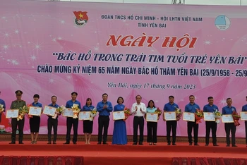 Lãnh đạo tỉnh Yên Bái tặng Bằng khen cho các tập thể, cá nhân có thành tích xuất sắc.