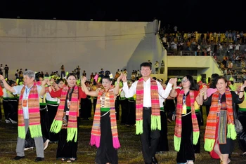 Vòng xòe đoàn kết.