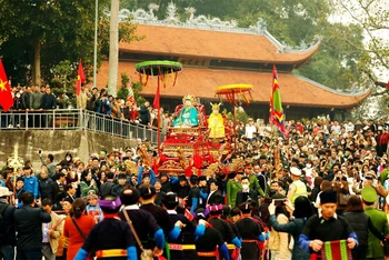 Rước Mẫu qua sông Hồng. Ảnh: THANH SƠN