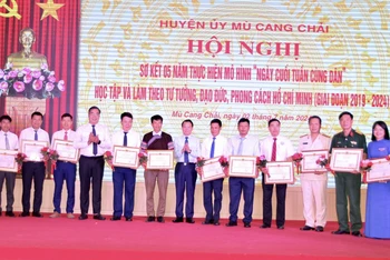 Các tập thể và cá nhân được khen thưởng tại hội nghị. (Ảnh: THANH SƠN)