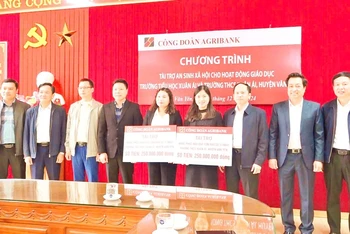 Lãnh đạo Ngân hàng Agribank Chi nhánh Bắc Yên Bái trao hỗ trợ 500 triệu đồng cho hai nhà trường. (Ảnh: THANH SƠN)