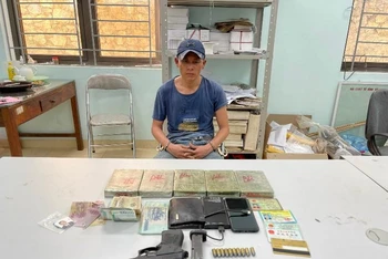 Đối tượng truy nã đặc biệt nguy hiểm Hoàng Văn Tú bị bắt cùng 5 bánh heroin và 1 khẩu súng ngắn.