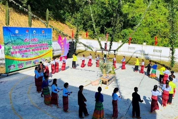 Lễ hội Tết Lấp lỗ năm nay rộn ràng với các hoạt động dân ca, dân vũ và hoạt động thể thao thu hút sự tham gia của người dân trong và ngoài bản Rào Tre.