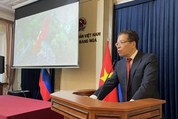 Đại sứ Đặng Minh Khôi phát biểu ý kiến. (Ảnh: THANH THỂ)