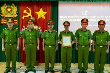 Công an tỉnh Long An trao thưởng cho Ban chuyên án có thành tích xuất sắc trong việc điều tra, bắt giữ các đối tượng phạm tội.