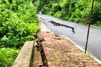 Mưa lớn kéo dài đã gây sụt lún nguy hiểm trên đường Hiếu Tử (quận Đồ Sơn).