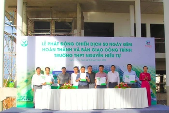 Lãnh đạo tỉnh Vĩnh Long tham dự lễ ký kết của các nhà thầu. (Ảnh: Bá Dũng)