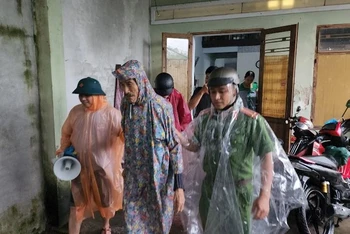 Các lực lượng chức năng giúp nhân dân Đà Nẵng sơ tán đến vùng trú tránh an toàn. (Ảnh: Đức Lâm)