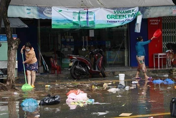 Nước rút tới đâu, người dân dọn dẹp tới đó.