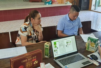 Hai đối tượng người tỉnh Hải Dương bán thực phẩm chức năng không có giấy chứng nhận đăng ký kinh doanh. (Ảnh Đội quản lý thị trường số 5 cung cấp).