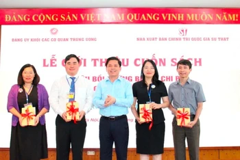 Ra mắt sách bồi dưỡng nghiệp vụ công tác đảng 