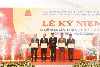 Đồng chí Phạm Quốc Hiệu - Phó Giám đốc Sở Giáo dục và Đào tạo Hải Phòng trao tặng Bằng khen của Bộ Giáo dục và Đào tạo.