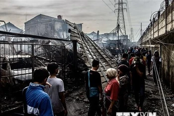 Hiện trường vụ cháy kho chứa nhiên liệu tại cây xăng ở Jakarta, Indonesia, ngày 4/3/2023. (Ảnh: AFP/TTXVN)