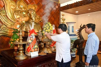 Chủ tịch Quốc hội Vương Đình Huệ dâng hương tưởng niệm Chủ tịch Hồ Chí Minh. (Ảnh: DUY LINH)