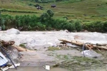 Tại Lào Cai do mưa lớn, lũ quét, sạt lở, dông lốc đêm 12-13/9 đã làm 9 người chết và mất tích. (Ảnh: QUỐC HỒNG)