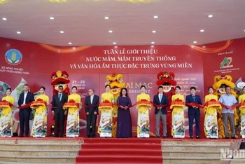 Cắt băng khai mạc Tuần lễ giới thiệu, kết nối ẩm thực Việt Nam cho các sản phẩm nước mắm truyền thống, các món ăn đặc trưng vùng miền.