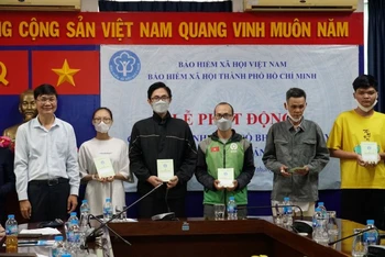 Trao thẻ bảo hiểm y tế, sổ Bảo hiểm xã hội cho người dân có hoàn cảnh khó khăn, diện chính sách trên địa bàn Thành phố Hồ Chí Minh.