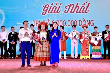 Bí thư Tỉnh đoàn, Chủ tịch Hội Liên hiệp Thanh niên tỉnh Tuyên Quang Dương Minh Nguyệt và đại diện các đơn vị liên quan trao giải nhất Cuộc thi tặng thí sinh Giàng Thị Thanh.