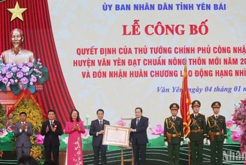 Thay mặt lãnh đạo Đảng, Nhà nước, Chủ tịch Quốc hội Trần Thanh Mẫn trao Huân chương Lao động hạng Nhì tặng Đảng bộ, chính quyền và nhân dân huyện Văn Yên.