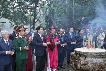 Chủ tịch nước Lương Cường cùng các đại biểu tại Lễ dâng hương Giỗ Tổ Hùng Vương (Ảnh: NGỌC LONG)