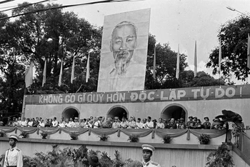 Sáng 15/5/1975, hàng triệu nhân dân Sài Gòn-Gia Định đổ về quảng trường trước trụ sở Ủy ban quân quản thành phố để dự Lễ mừng chiến thắng. (Ảnh: TTXVN)