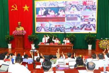 Ban Chấp hành Đảng bộ tỉnh Hậu Giang biểu quyết thông qua đề án.