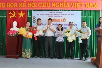 Trao thưởng cho các tác giả đạt giải Nhất ở các thể loại báo chí