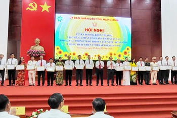 Tặng bằng khen cho các tập thể.