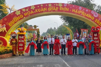 Cắt băng khai mạc Đường hoa Xuân Giáp Thìn – Hậu Giang 2024.